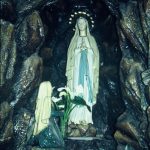Lourdesi barlang: római katolikus templom